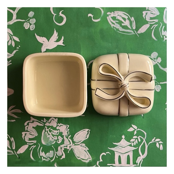 Vintage Porcelain Trinket/Ring Box with Bow Topped Lid - Picture 5 of 12